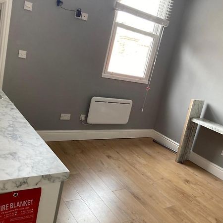 112 Gleneagle Road Rooms Лондон Экстерьер фото